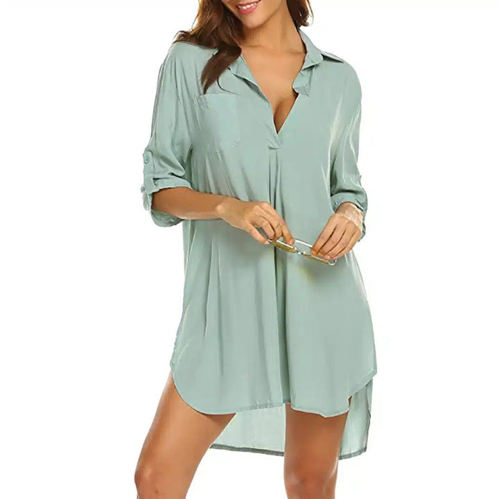 Femme souriante portant un kimono chemise vert d'eau. Vêtements amples et confortables de style kimono. Kimonos tendance pour toutes les occasions.