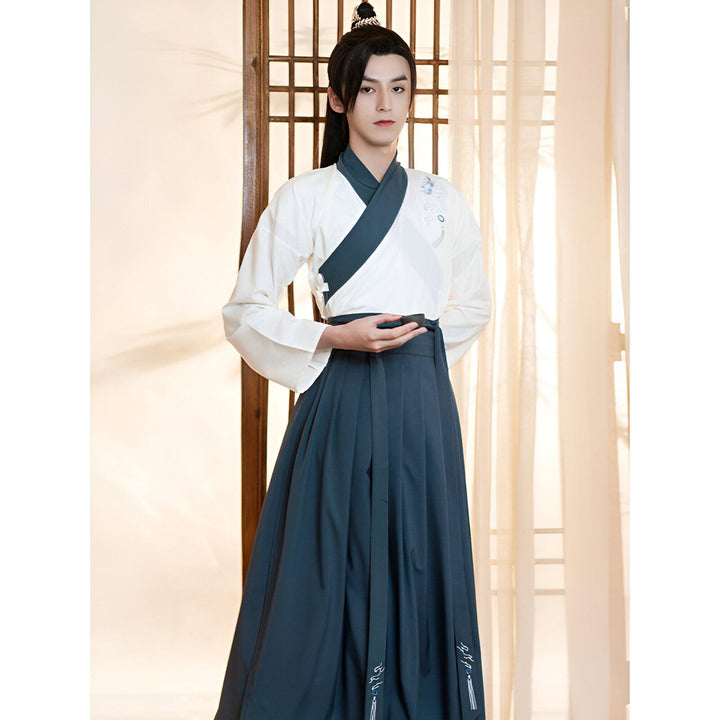 Homme portant un kimono traditionnel bleu et blanc. Découvrez notre collection de kimonos uniques et élégants.