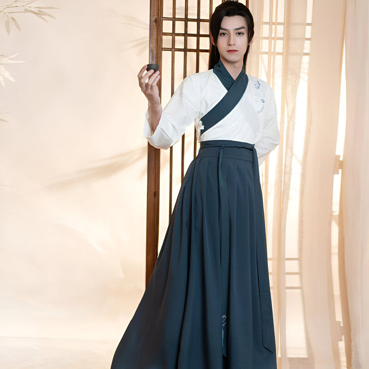 Homme portant un kimono traditionnel bleu et blanc. Découvrez notre collection de kimonos uniques. Vêtements japonais traditionnels pour hommes.
