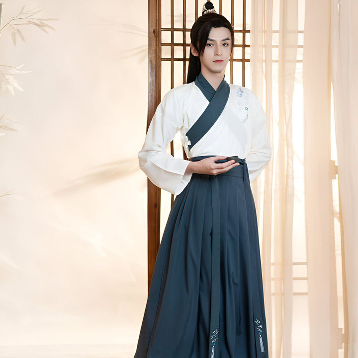 Homme en kimono traditionnel bleu et blanc. Vêtements japonais classiques, disponibles à l'achat.