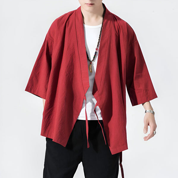 Homme portant un kimono rouge. Vente de kimonos traditionnels et modernes pour hommes. Découvrez notre collection unique.