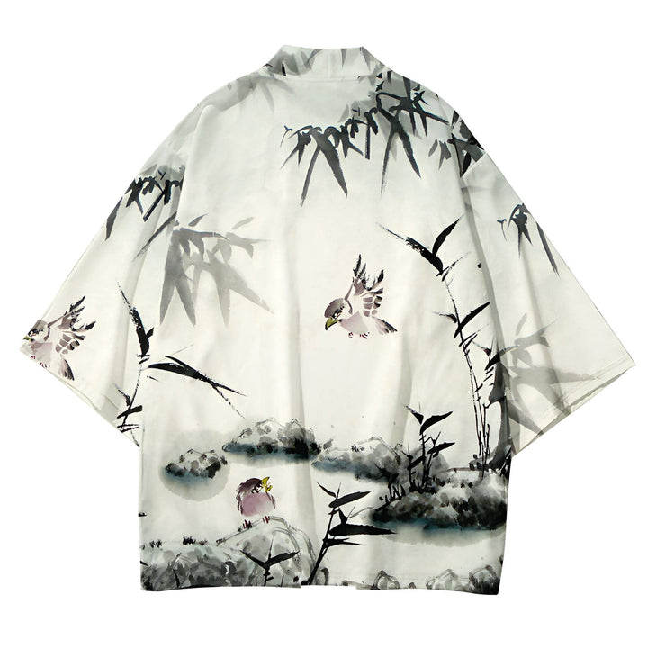 Kimono blanc avec motif d'oiseaux et bambous à l'encre. Vêtement style japonais.