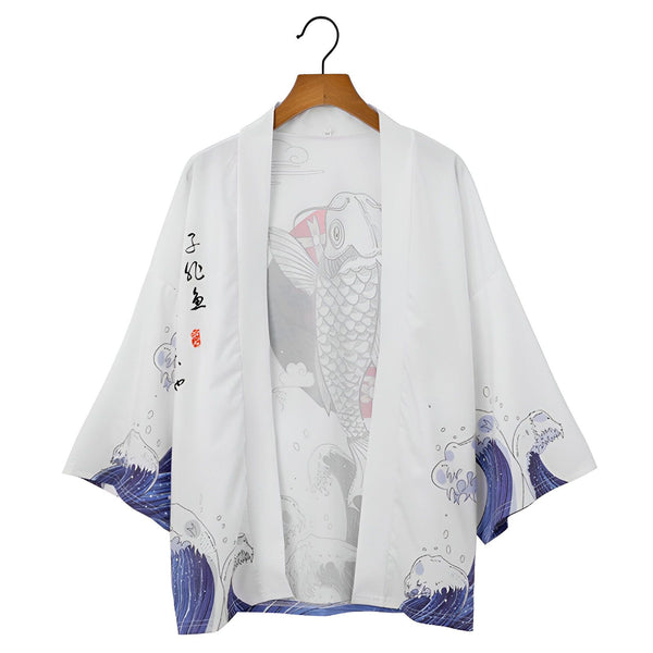 Kimono blanc avec motif de carpe koï et vagues bleues. Vêtement japonais traditionnel, idéal pour un style unique et élégant. Découvrez notre collection de kimonos.