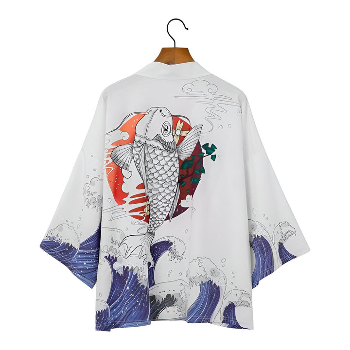 Kimono blanc avec imprimé de carpe koï et vagues bleues. Vêtement de style japonais. Idéal pour un look unique et tendance.