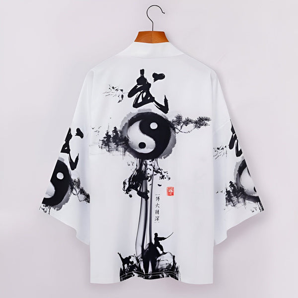 Kimono blanc avec motifs yin yang et calligraphie noire, suspendu. Vêtement de style japonais, parfait pour un look unique et tendance. Découvrez notre collection de kimonos.