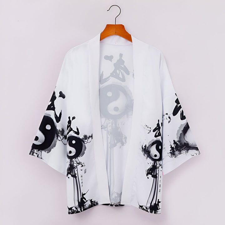 Kimono blanc imprimé yin et yang suspendu. Vêtement japonais tendance pour hommes et femmes.