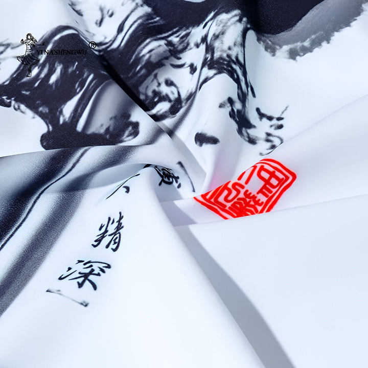 Motif de kimono avec encre de style japonais. Détail de tissu de kimono blanc avec calligraphie noire et sceau rouge. Idéal pour les amateurs de culture japonaise et les vêtements traditionnels. Explorez notre collection de kimonos uniques.