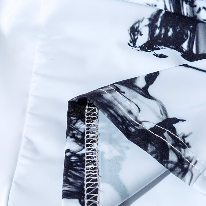 Détail d'un kimono avec un imprimé artistique en noir et blanc. Gros plan sur la couture et le tissu de qualité. Découvrez notre collection de kimonos uniques.