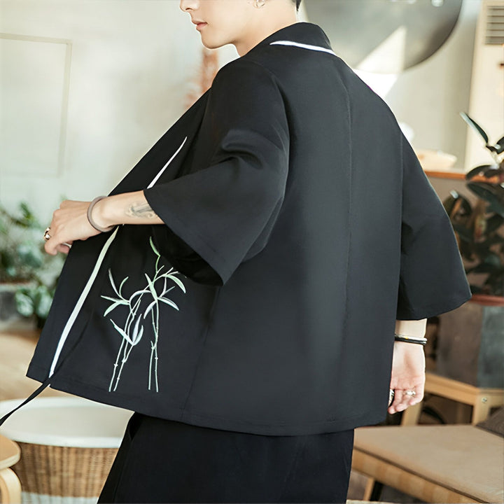 Kimono noir pour homme avec broderie de bambou. Vêtements japonais traditionnels. Notre collection de kimonos pour hommes.