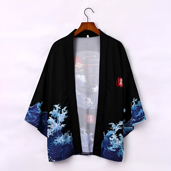 Kimono noir avec imprimé de vagues bleues et carpe sur fond blanc. Vêtement japonais traditionnel, idéal pour un style unique et élégant. Découvrez notre collection de kimonos.