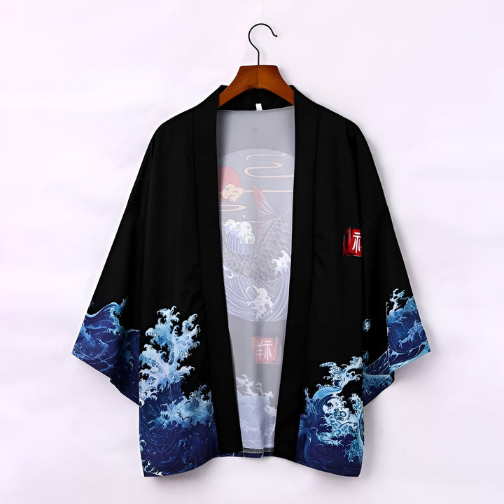 Kimono noir avec imprimé de vagues bleues et carpe sur fond blanc. Vêtement japonais traditionnel, idéal pour un style unique et élégant. Découvrez notre collection de kimonos.