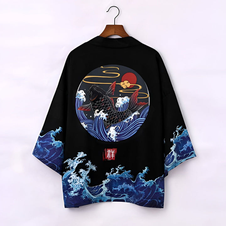 Kimono noir avec motif de carpe koi nageant dans les vagues, soleil rouge en arrière-plan. Vêtement de style japonais, disponible à l'achat.