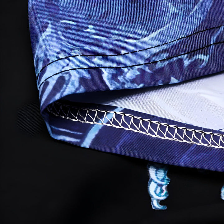 Détail couture d'un kimono bleu imprimé. Gros plan sur l'ourlet et le tissu. Kimonos à motifs disponibles.