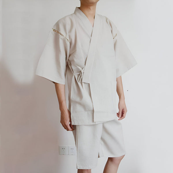 Homme portant un kimono court beige et un short assorti. Ensemble de style japonais moderne. Kimonos pour hommes disponibles. Vêtements d'intérieur confortables.
