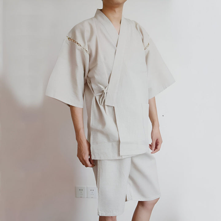 Homme portant un kimono court beige et un short assorti. Ensemble de style japonais moderne. Kimonos pour hommes disponibles. Vêtements d'intérieur confortables.