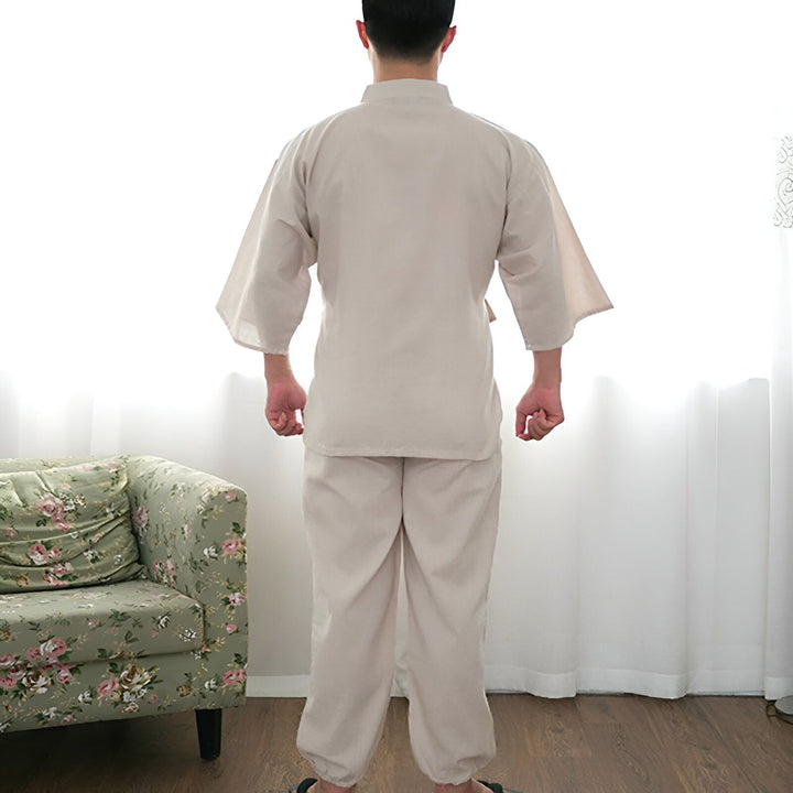 Homme portant un kimono beige. Ensemble kimono traditionnel, vêtement japonais décontracté, style japonais. Vente de kimonos en ligne.