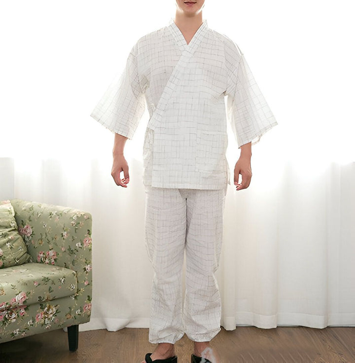 Homme portant un kimono japonais en coton blanc à carreaux. Vêtements traditionnels japonais, style décontracté et confortable. Idéal pour la détente à la maison ou comme tenue de nuit. Kimonos de qualité à vendre.