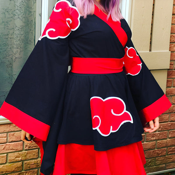 Kimono Akatsuki de Naruto. Vêtement japonais noir orné de nuages rouges, ceinture rouge. Idéal pour cosplay ou fans d'anime. Achetez votre kimono unique en ligne.