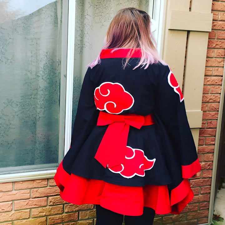 Femme portant un kimono Akatsuki noir à nuages rouges, ceinture rouge. Kimono de style japonais, disponible à l'achat.