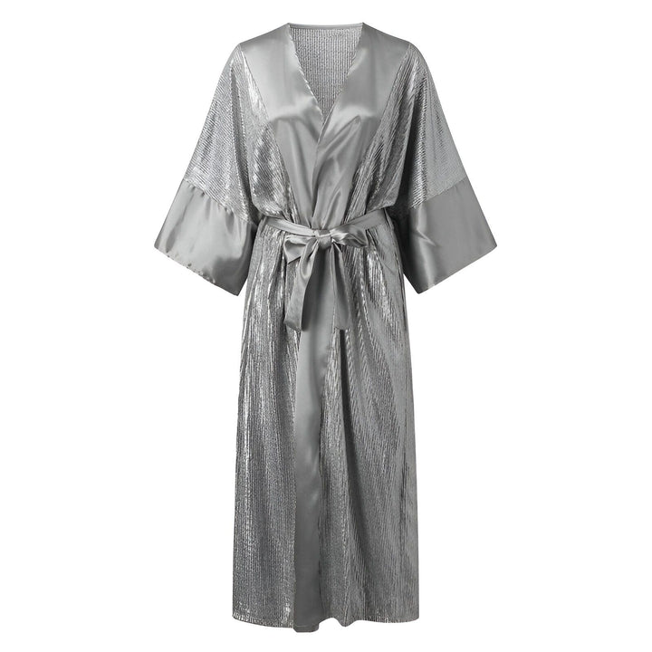 Kimono long argenté avec ceinture, manches amples. Vêtements de détente élégants, style japonais revisité. Découvrez notre collection de kimonos uniques.