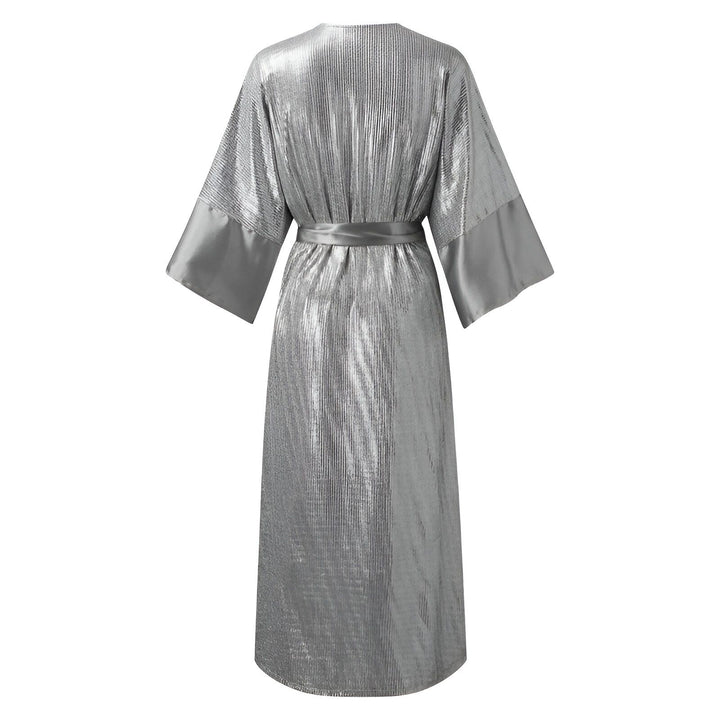 Dos d'un kimono argenté brillant avec ceinture, manches larges. Vêtement élégant et confortable, idéal pour se détendre ou sortir avec style. Collection de kimonos disponibles en ligne.