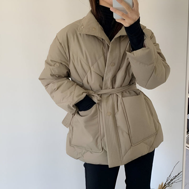 Veste matelassée beige de style kimono avec ceinture à nouer et poches. Idée de tenue décontractée.