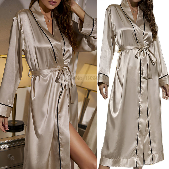 Kimono long en satin doré avec bordure noire, ceinture à nouer. Vêtements de nuit élégants et confortables. Idéal pour se détendre à la maison. Découvrez notre collection de kimonos en ligne.