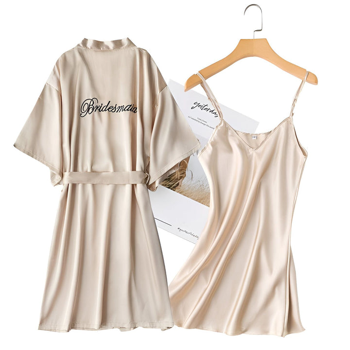 Ensemble kimono et nuisette en satin couleur crème. Robe de chambre avec inscription "Bridesmaid". Vêtements de nuit élégants, parfaits pour se préparer au mariage. Kimonos et lingerie de notre collection.
