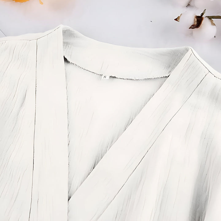 Détail d'un kimono blanc. Texture plissée et col en V croisé. Vêtements de style japonais en vente.