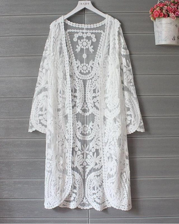 Kimono blanc en dentelle délicate, parfait pour superposer vos tenues. Vêtements de style kimono.