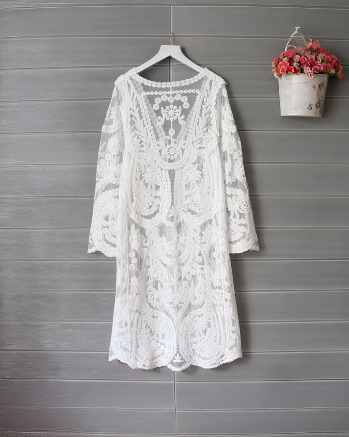 Kimono blanc en dentelle délicate suspendu, motif floral complexe. Vêtements de style japonais élégants, parfait pour compléter votre garde-robe.