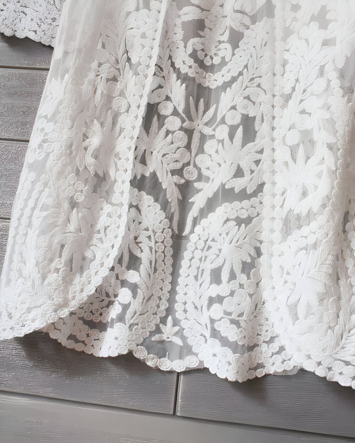 Kimono en dentelle blanche avec motifs floraux délicats. Vêtements légers et élégants pour toutes les occasions. Découvrez notre collection de kimonos uniques.