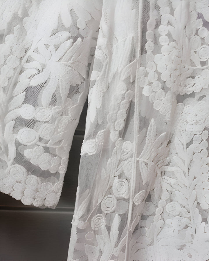 Détail d'un kimono blanc en dentelle florale. Vêtements style kimono pour femmes.