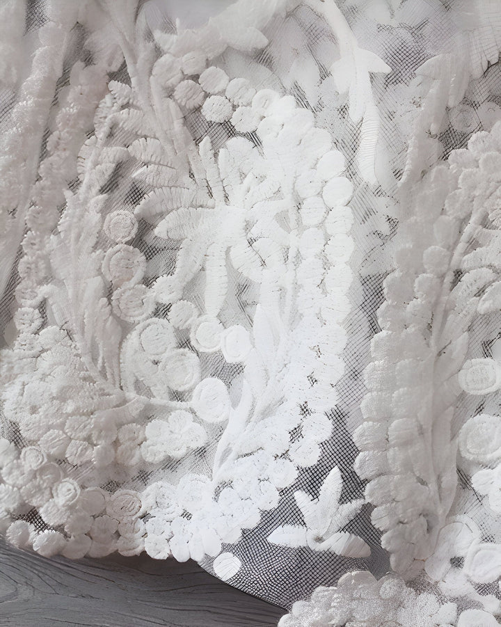 Détail de tissu blanc brodé, motif floral délicat. Texture de dentelle pour kimono, vêtement élégant et raffiné.