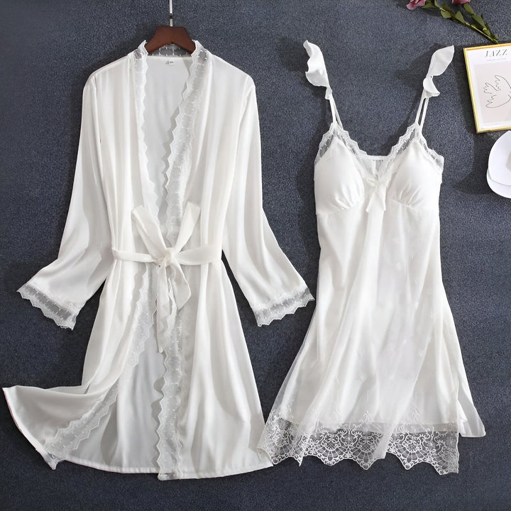 Ensemble kimono blanc en soie avec dentelle, comprenant une robe de chambre et une nuisette. Vêtements de nuit élégants et confortables. Idéal pour se détendre avec style. Notre collection de kimonos de qualité.