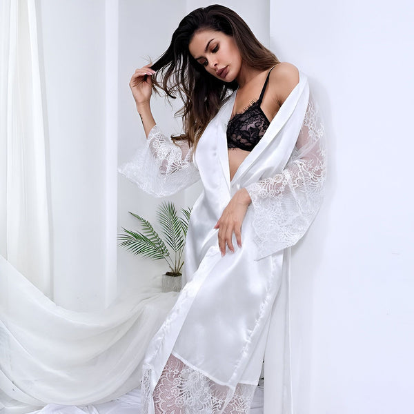 Femme en kimono blanc avec détails en dentelle, lingerie noire apparente. Vêtements d'intérieur élégants, confort et sensualité. Collection de kimonos chics.