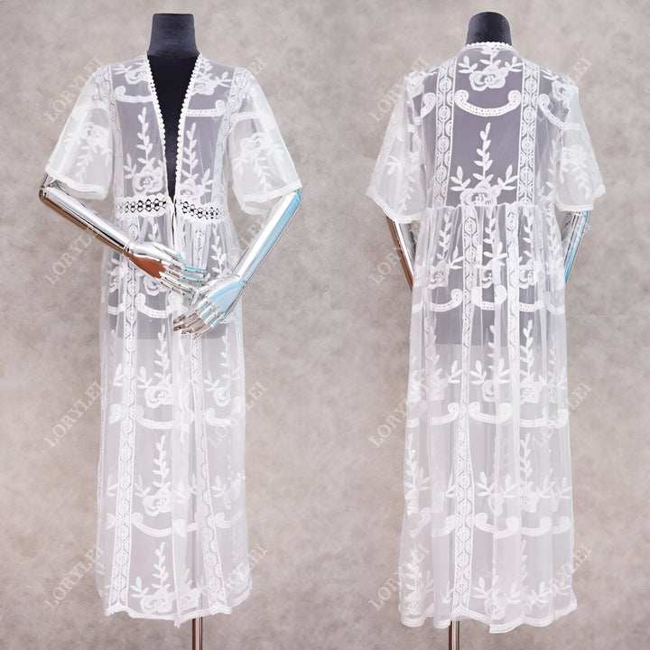 Kimono blanc en dentelle florale sur mannequin. Vêtement léger et élégant, idéal comme accessoire de mode ou peignoir. Vue avant et arrière. Produit disponible à l'achat.