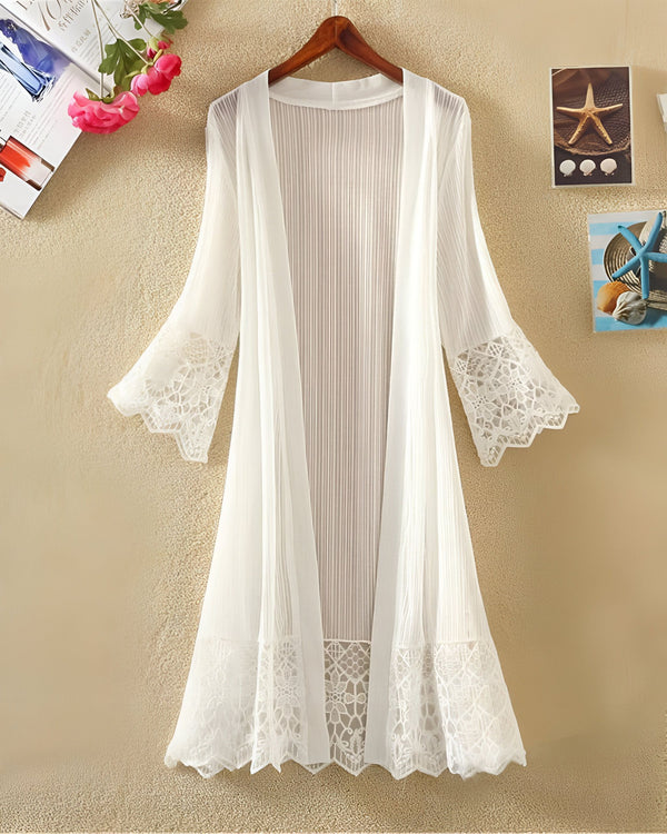 Kimono long blanc en dentelle, vêtement d'extérieur léger pour femmes. Idéal pour la plage ou comme superposition élégante. Notre collection de kimonos offre un style unique et féminin.