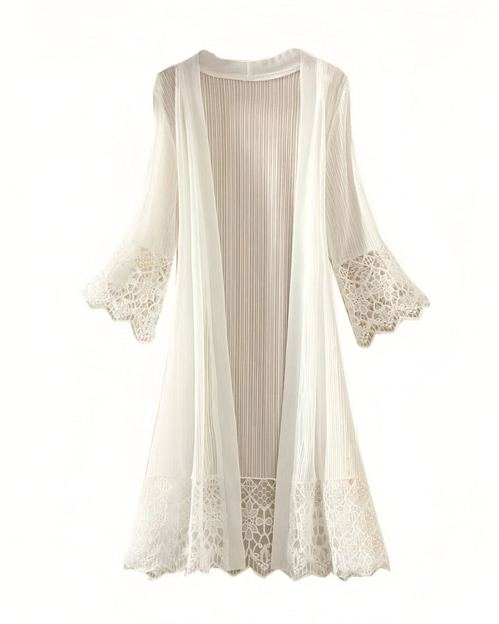 Kimono blanc en dentelle délicate. Vêtement d'extérieur léger et élégant pour femme. Idéal pour un look bohème chic.