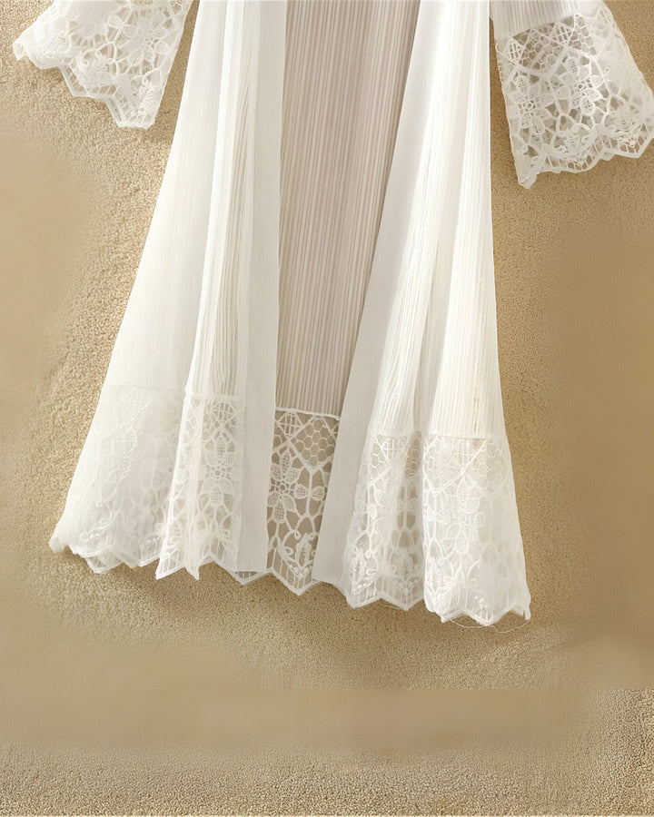 Kimono blanc en dentelle, vêtement d'été léger et élégant. Parfait pour un look bohème chic. Découvrez notre collection de kimonos.