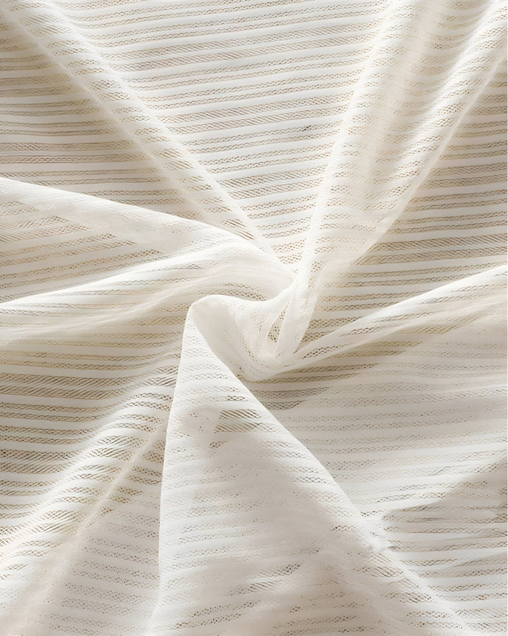 Tissu de kimono blanc léger et aéré avec des rayures horizontales. Texture délicate et vaporeuse, idéale pour les kimonos d'été. Détail du textile pour un kimono élégant et confortable.