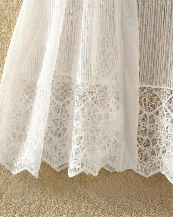 Détail d'un kimono blanc en dentelle. Texture délicate et motifs floraux brodés. Kimonos pour femmes, style japonais traditionnel revisité. Élégance et confort. Boutique de kimonos en ligne.