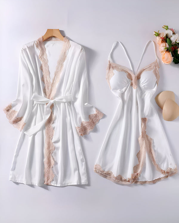 Ensemble kimono blanc avec bordure en dentelle rose, comprenant une robe de chambre et une nuisette. Idéal pour une tenue de nuit élégante et confortable. Découvrez notre collection de kimonos pour femmes.