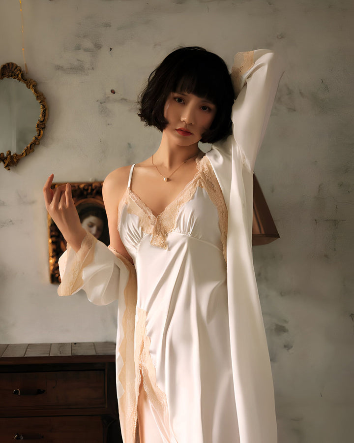 Femme en nuisette blanche et kimono assorti, bordures en dentelle. Vente de kimonos de qualité.
