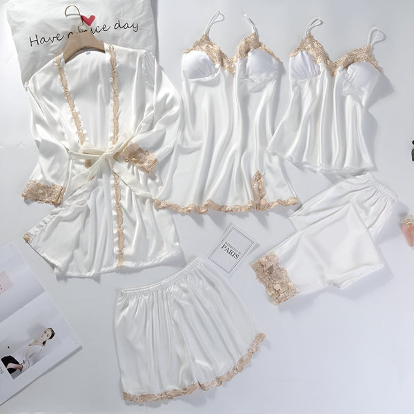Ensemble de kimono blanc en satin avec détails en dentelle. Peignoir, nuisettes, short et jupe assortis. Idéal pour un look cocooning chic et confortable. Découvrez notre collection de kimonos.