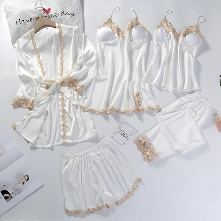 Ensemble de kimono blanc en satin avec détails en dentelle. Peignoir, nuisettes, short et jupe assortis. Idéal pour un look cocooning chic et confortable. Découvrez notre collection de kimonos.