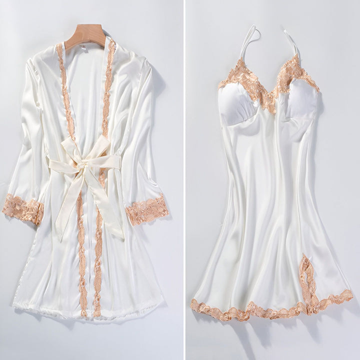 Ensemble kimono blanc en soie avec détails en dentelle. Peignoir et nuisette assortis, parfait pour se détendre avec style.