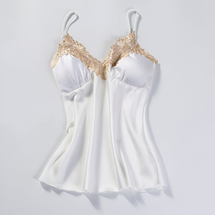 Débardeur kimono blanc en soie avec dentelle dorée, élégant et féminin. Parfait pour se détendre ou comme sous-vêtement raffiné. Découvrez notre collection de kimonos et lingeries.