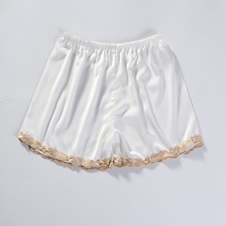 Short en soie blanche avec bordure en dentelle dorée. Idéal pour compléter un kimono de notre collection. Élégance et confort garantis.
