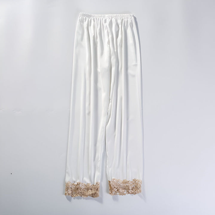 Pantalon de pyjama kimono blanc avec détails en dentelle dorée aux chevilles. Confort et élégance pour vos moments de détente. Découvrez notre collection de kimonos et vêtements d'intérieur.
